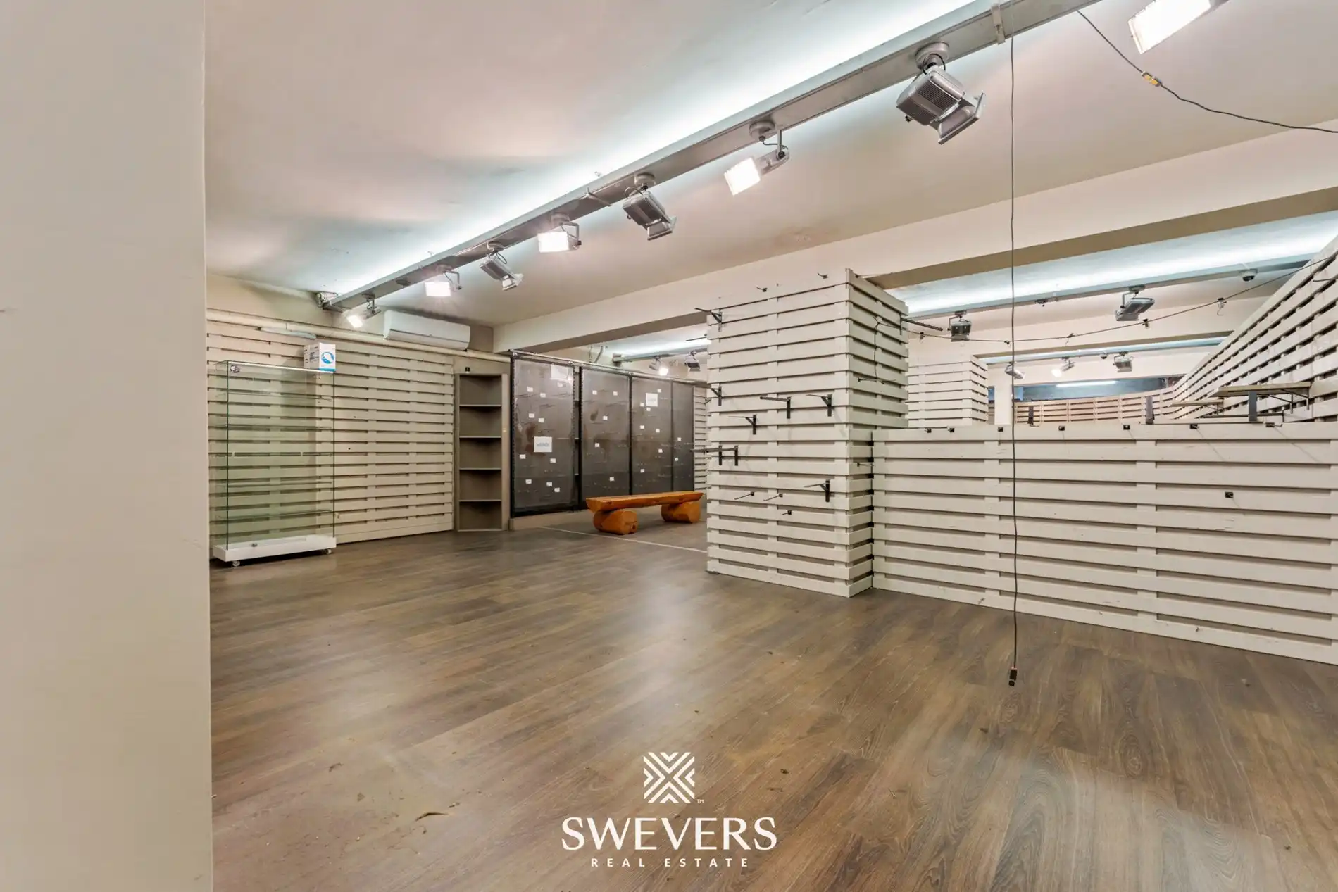 Uitzonderlijke mooi gelegen en ruime (391m²) handelsruimte in het volle centrum van Leopoldsburg foto 9