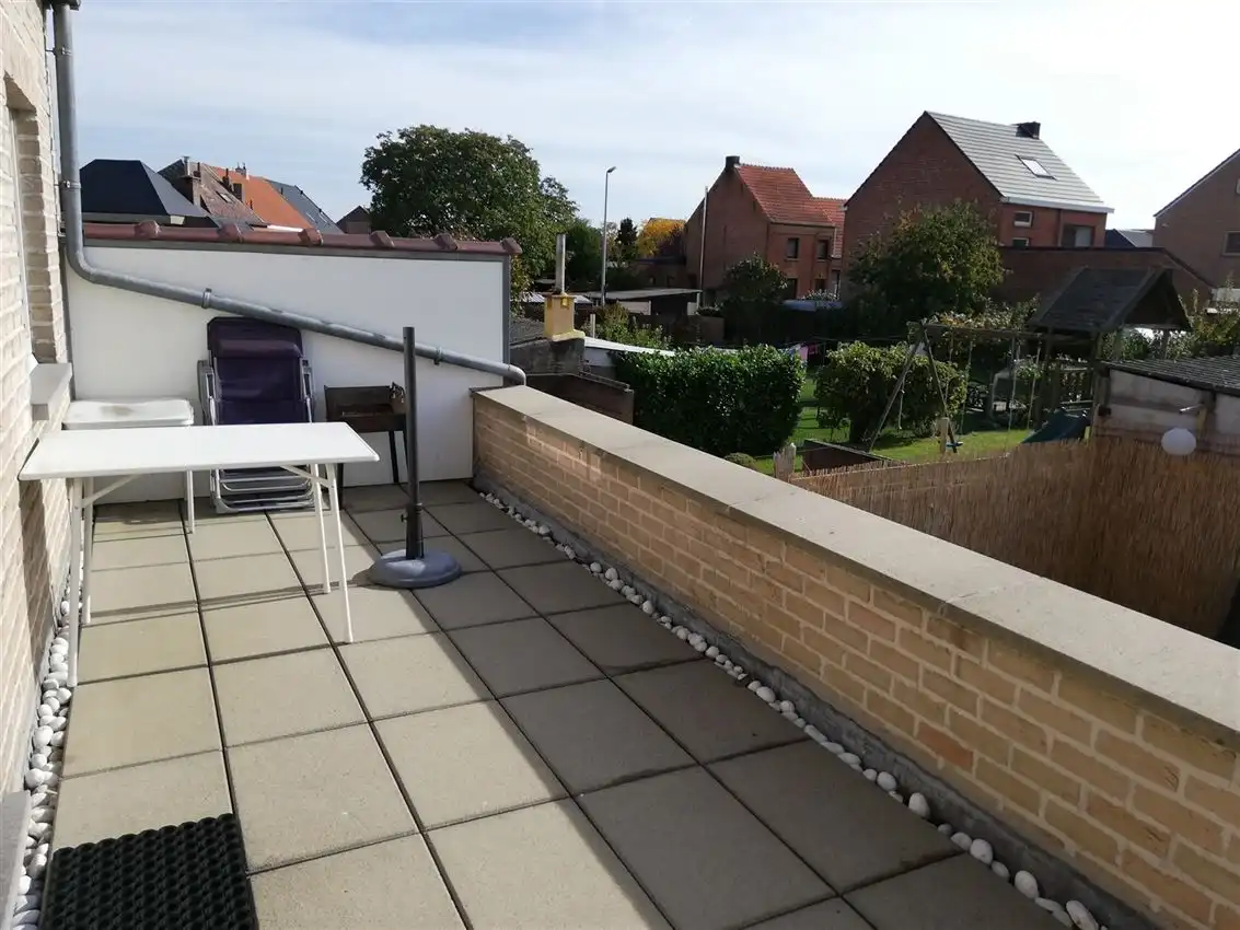 App met 2 slpk., groot terras en afgesloten garage in hartje Zichem foto 3