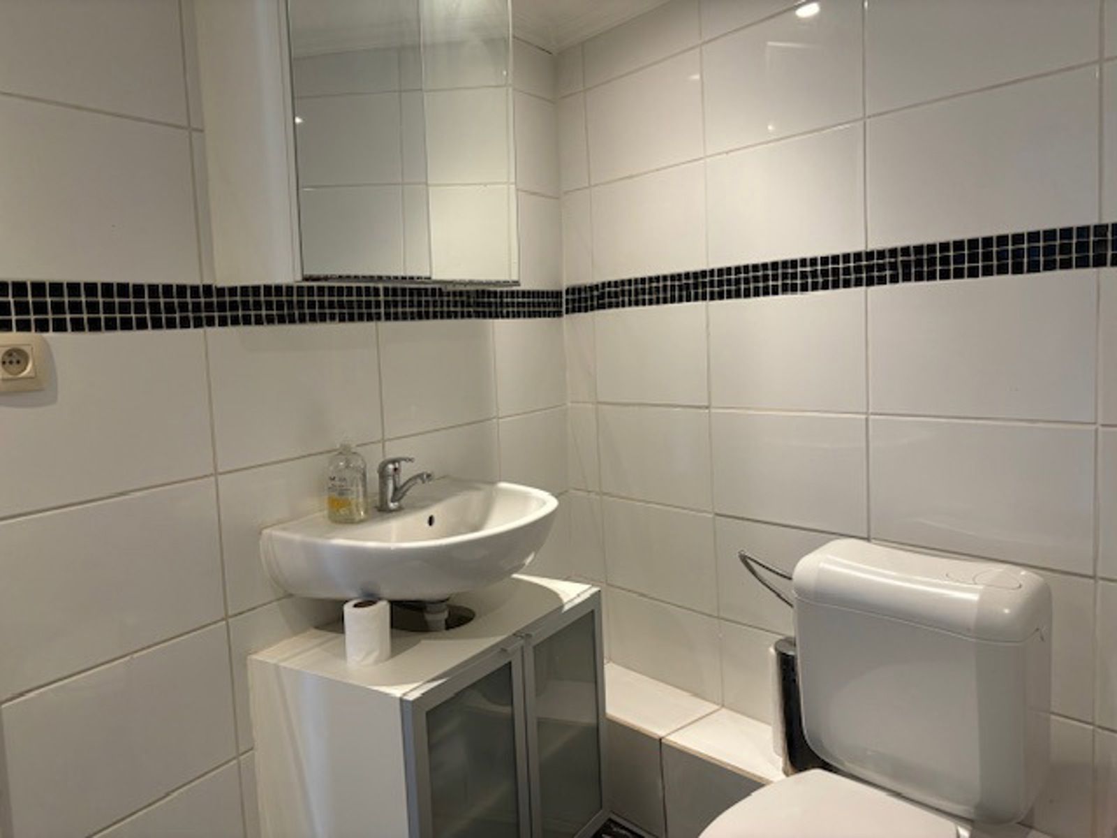 Woning met zij ingang en een prachtig zicht op de sportvelden te Landen foto 20