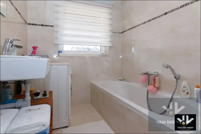 Rustig gelegen, goed onderhouden, instapklare en energiezuinige woning met veel licht en ruimte foto 13