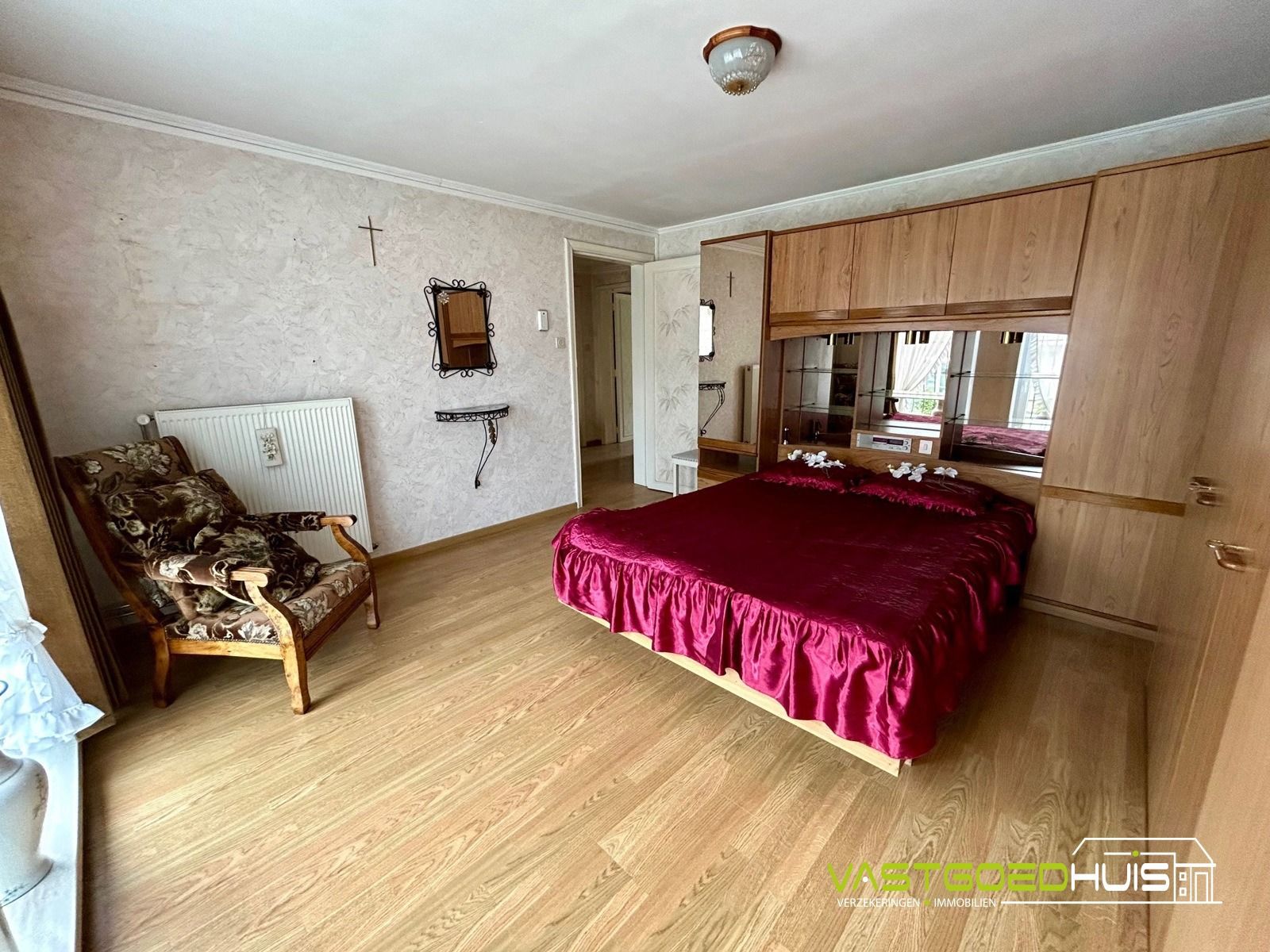 Ruime gezinswoning met garage en tuin foto 15