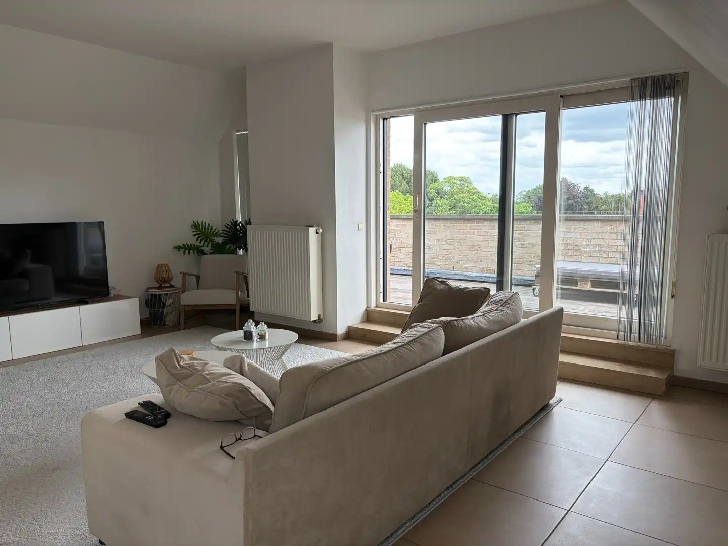 Ruim dakappartement met groot terras en garage. foto {{pictureIndex}}