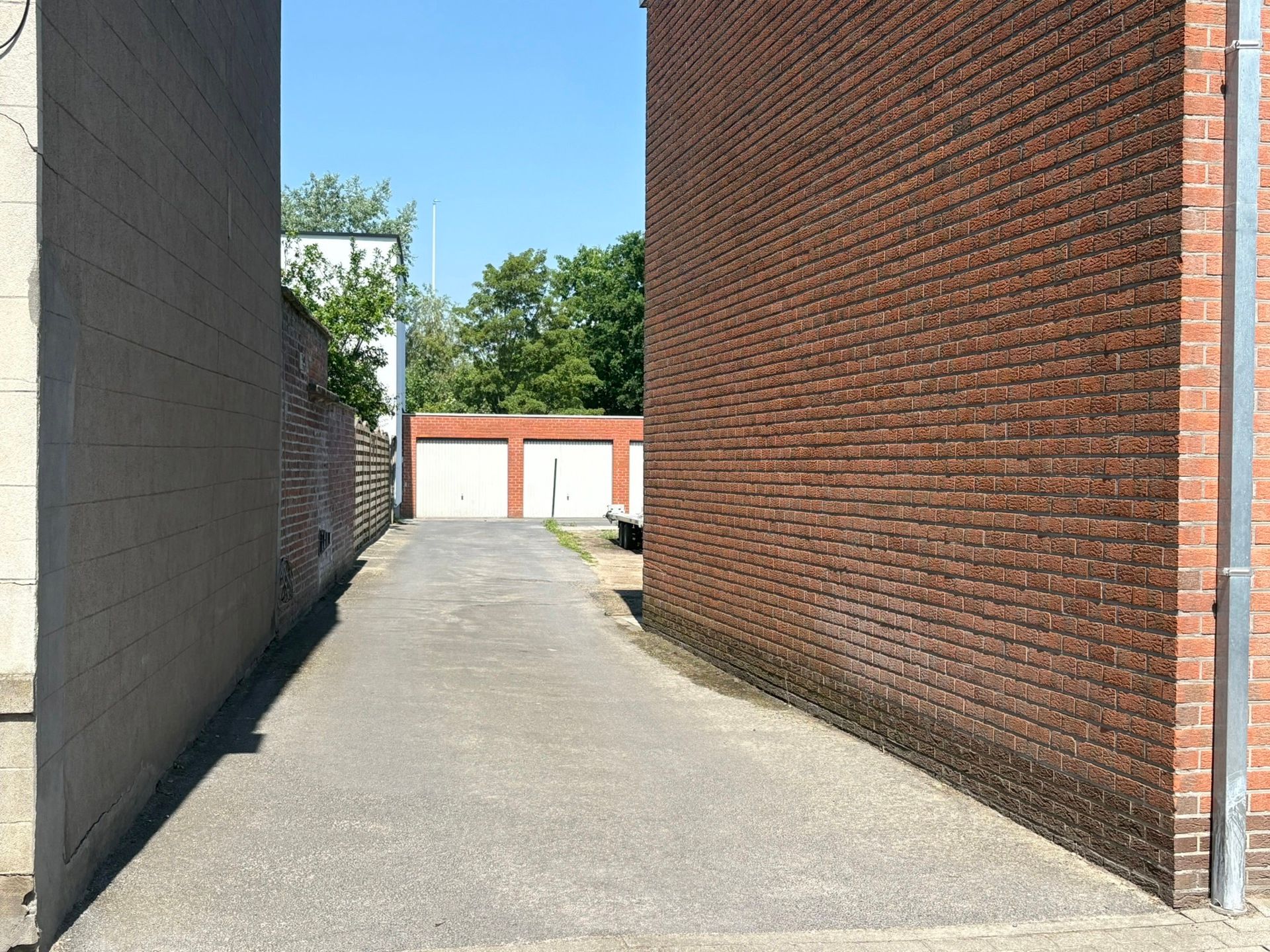 Centraal gelegen afgesloten garagebox foto 2