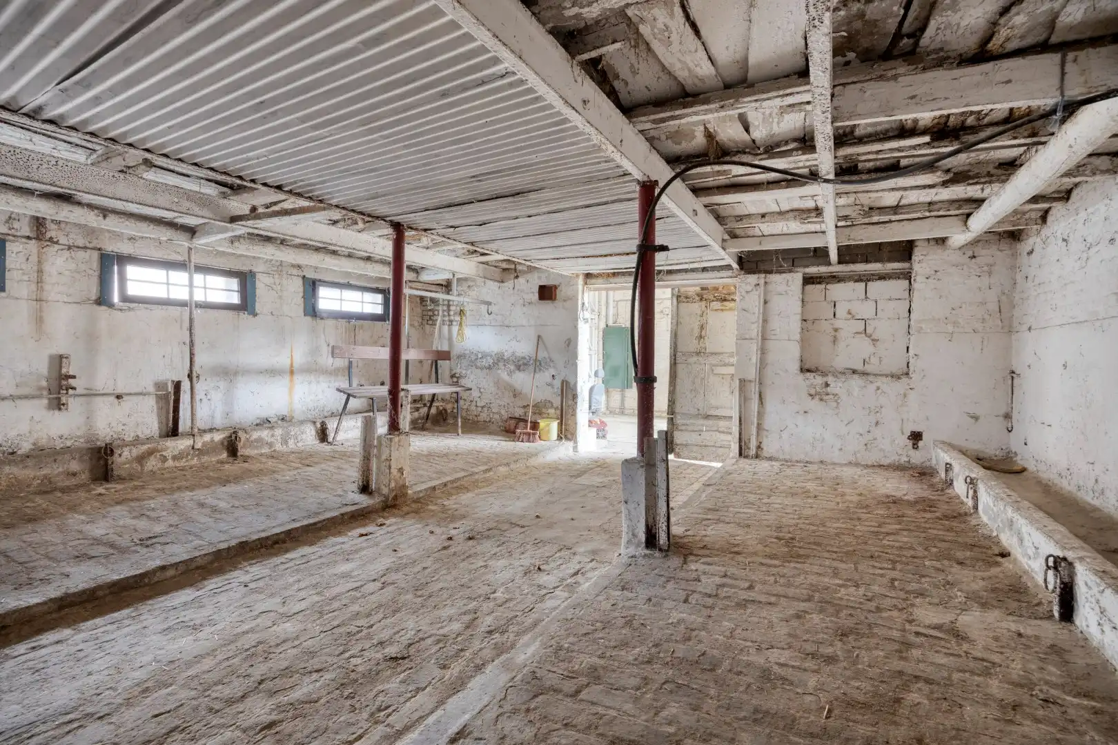 Hoevewoning met binnenkoer, stallen en tuin in landelijke dorpsligging te Nerem foto 25