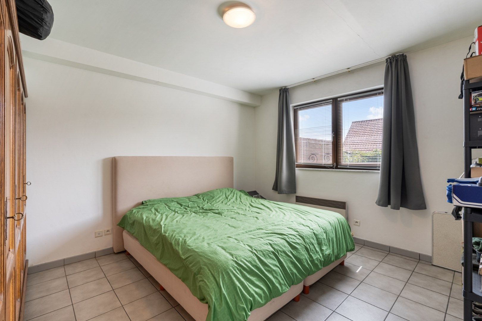 Comfortabel gebouw, onderverdeeld in een gelijkvloers appartement en een woning (210 + 210A), op een perceel van 9a60 met diverse mogelijkheden (kangoeroewoning foto 4