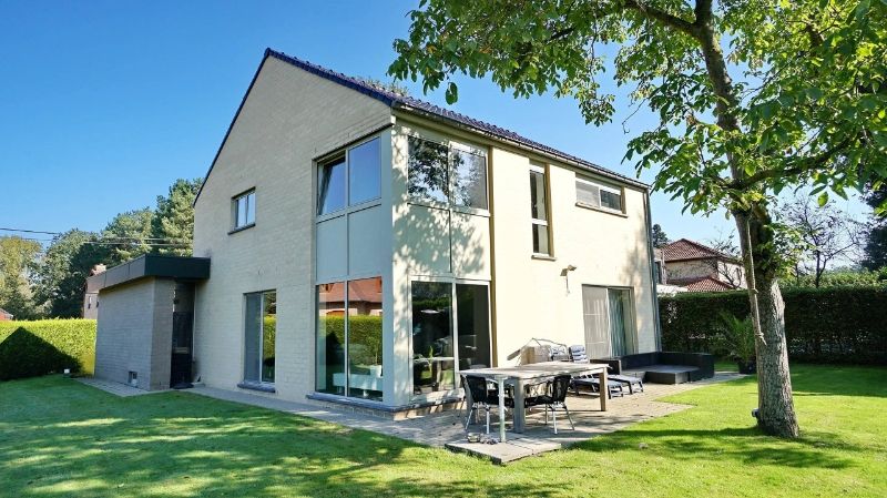 Modern landhuis van 212m² + dubbele carport op 8 are 26 ca foto {{pictureIndex}}