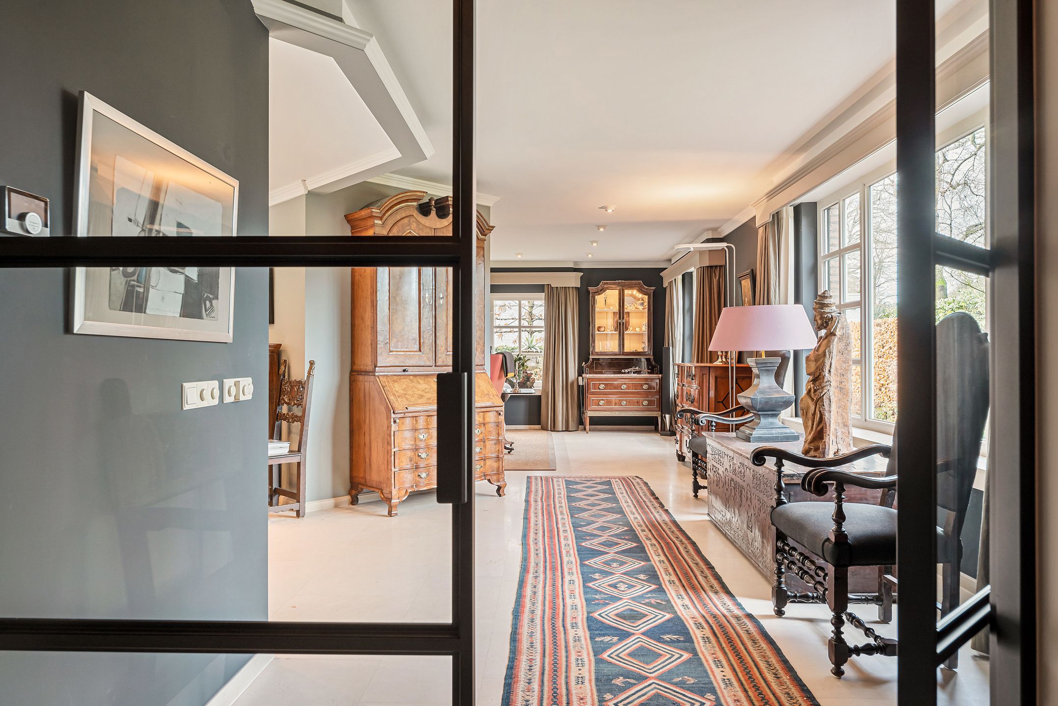Rietgedekte villa met bijgebouw in Engelse stijl op 3.080m² foto 6