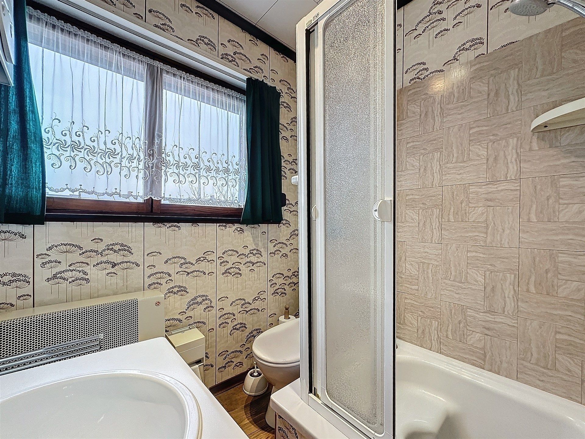 Half open bebouwing met 3 slaapkamers, ruime garage en tuin op perceel van 261m². foto 14