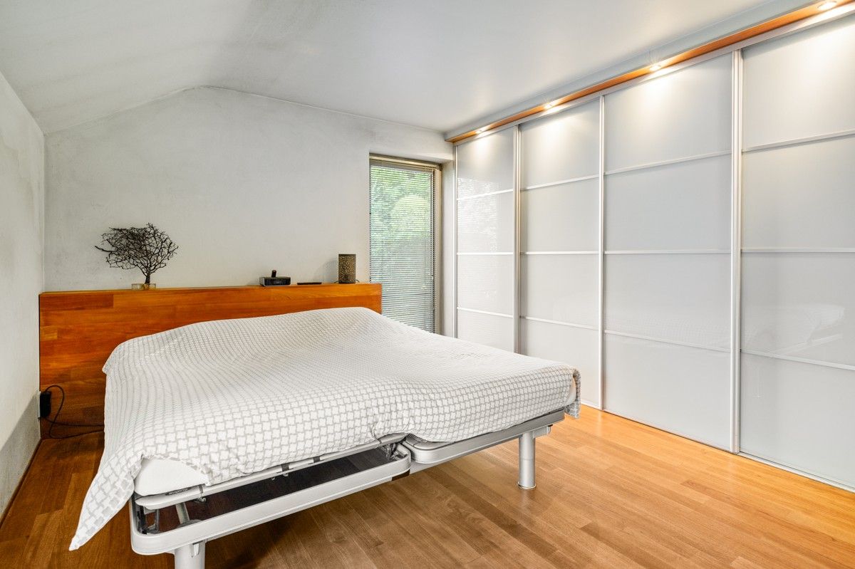 Verrassend ruime woning op 1289 m² gelegen aan een bosrand met mogelijkheid tot 4 slaapkamers foto 12