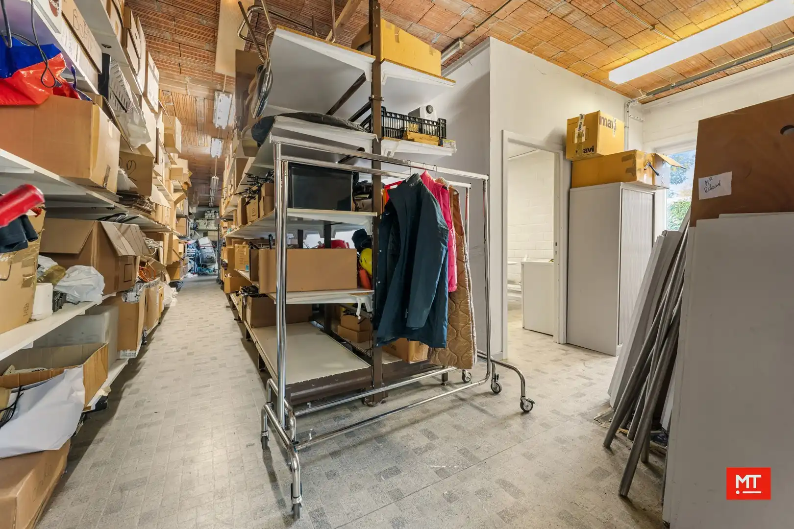 Bijzonder ruim gebouw met tal van mogelijkheden en uitweg, te koop in de dorpskern van Dadizele foto 22
