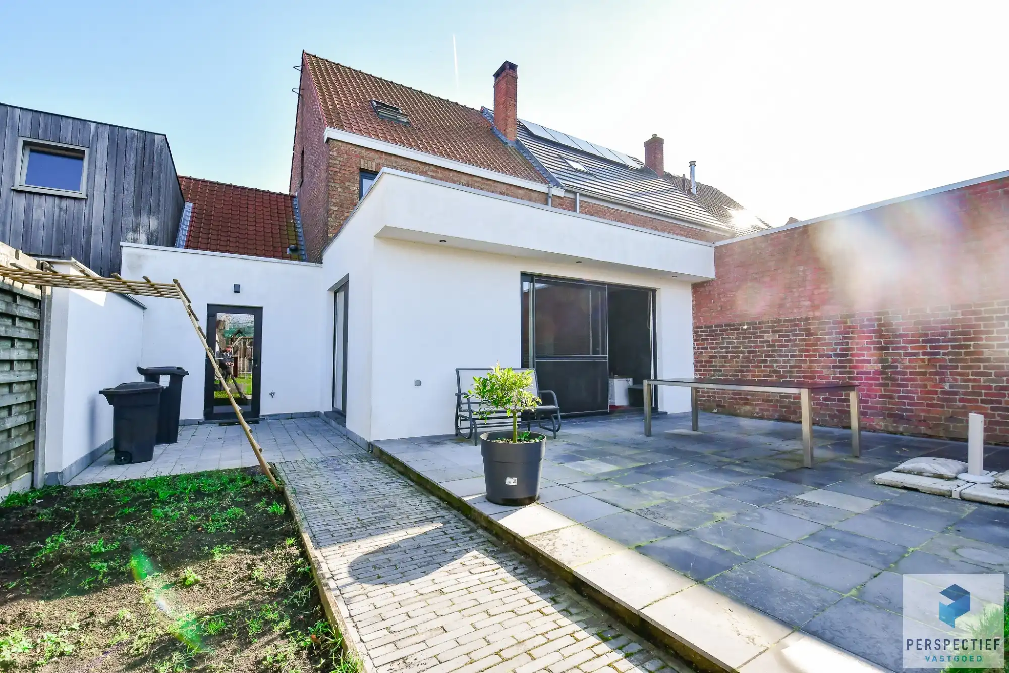 Ruime gerenoveerde woning met 4 slpk, grote tuin en garage foto 21