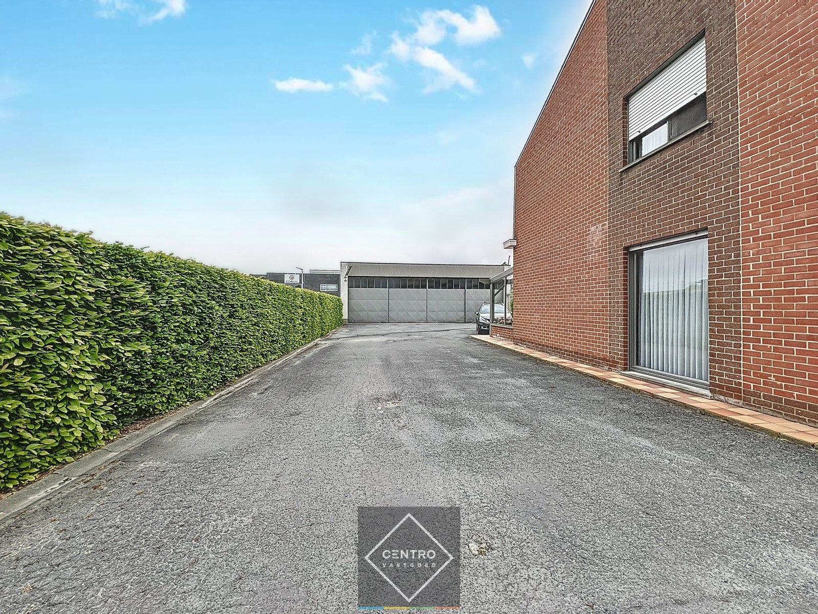 Goed gelegen MAGAZIJN (± 300m2) met parking TE HUUR nabij centrum Roeselare. foto 9