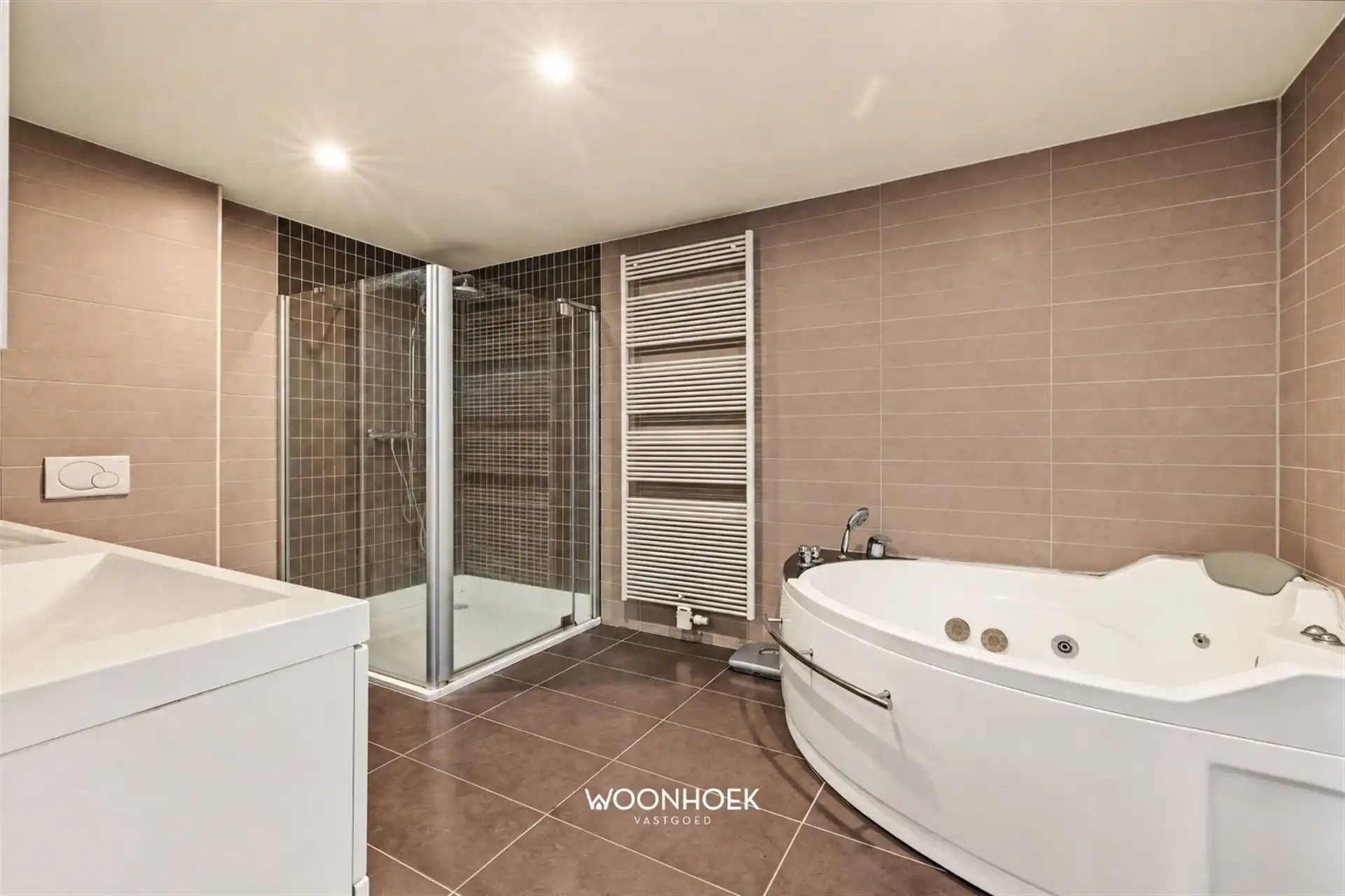Exclusieve villa met panoramisch uitzicht en magazijn.  foto 12
