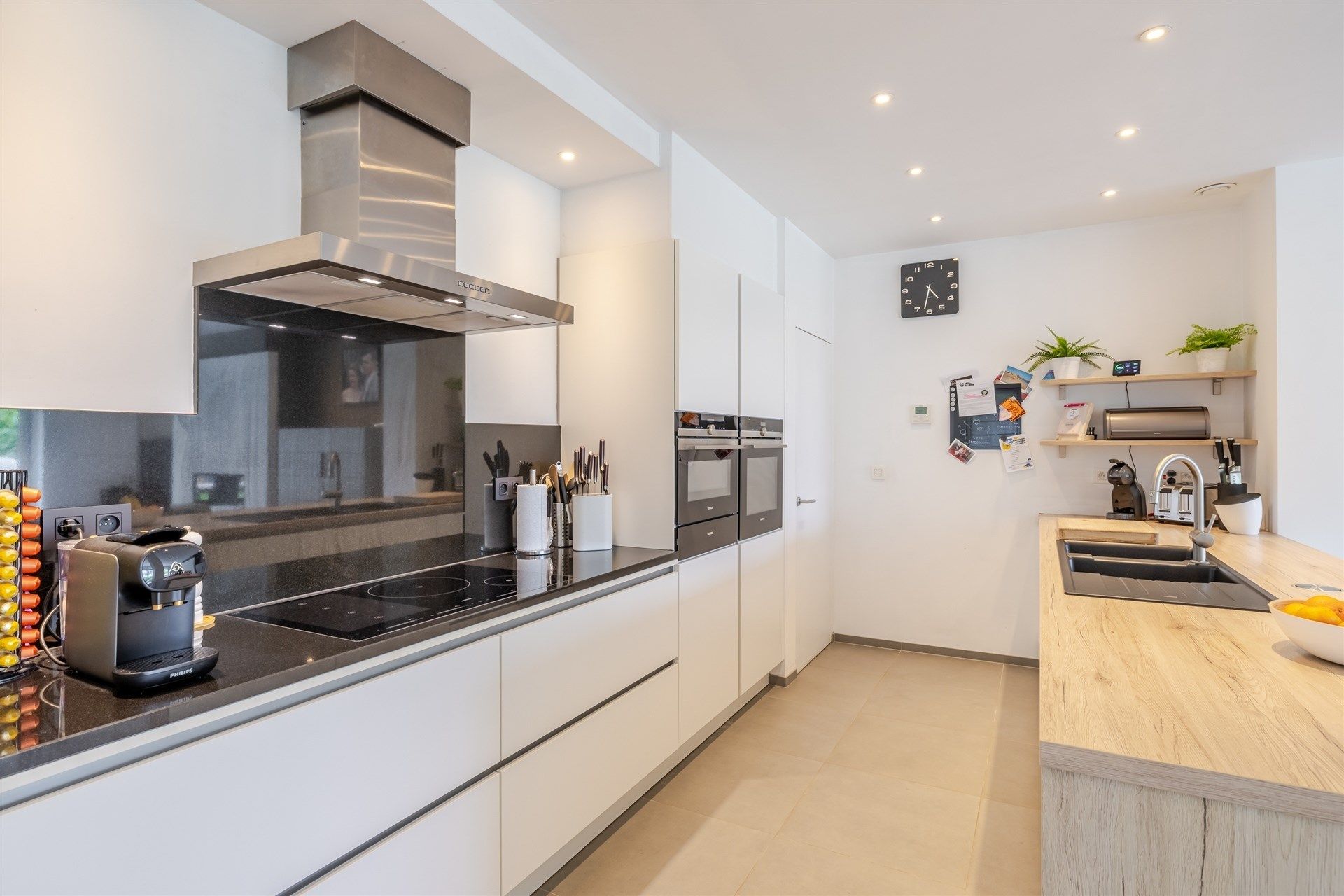 Bemeubelde ruime energiezuinige woning met grote tuin. foto 8