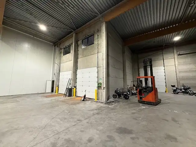 RUIM, INSTAPKLAAR MAGAZIJN MET MODERNE KANTOORRUIMTE TE HUUR IN ZELE foto 7