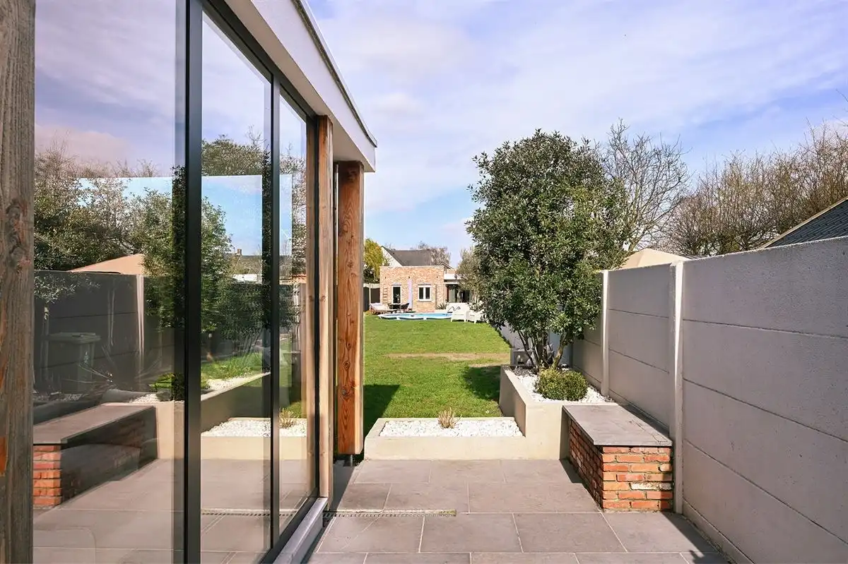 Geheel gerenoveerde woning met leuke tuin en grote garage foto 26