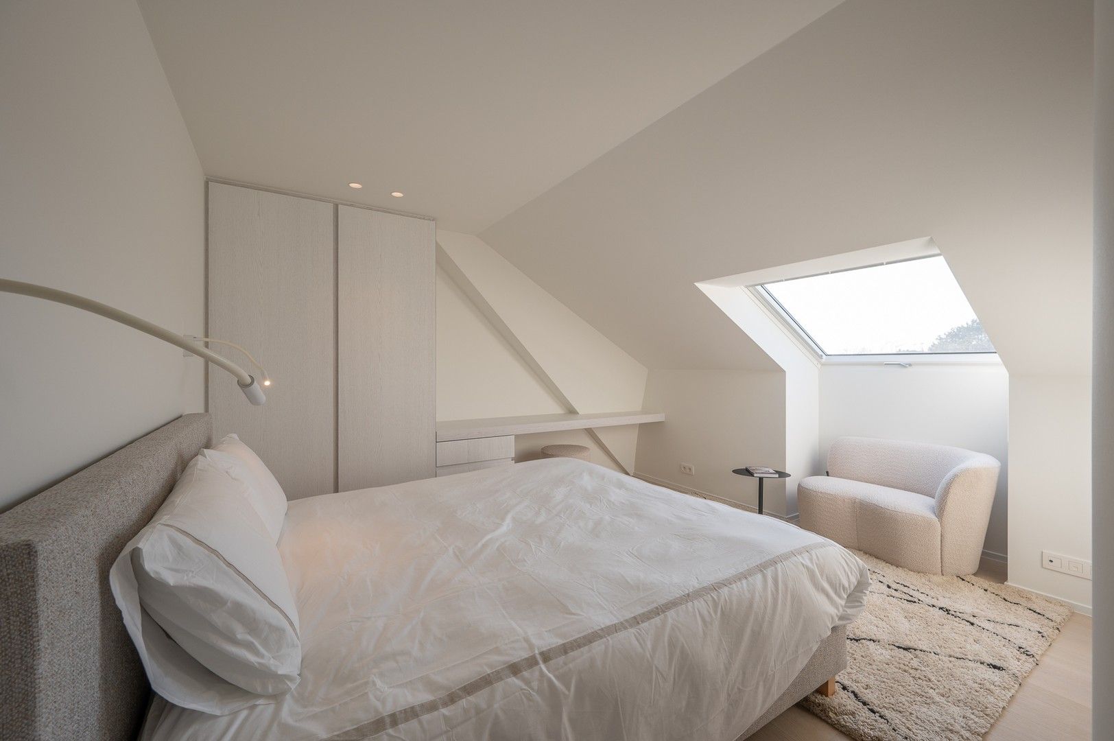 Zonnig gerenoveerd appartement met zuidwest gericht terras en open zicht op wandelafstand van het strand in hartje Zoute. foto 22