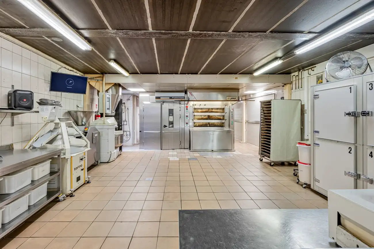 Strategisch gelegen handelspand met winkelruimte (bakkerij) met inpandige garage, grote werkruimte (ca. 145m²) en aangename tuin met open zicht in Ertvelde! foto 10
