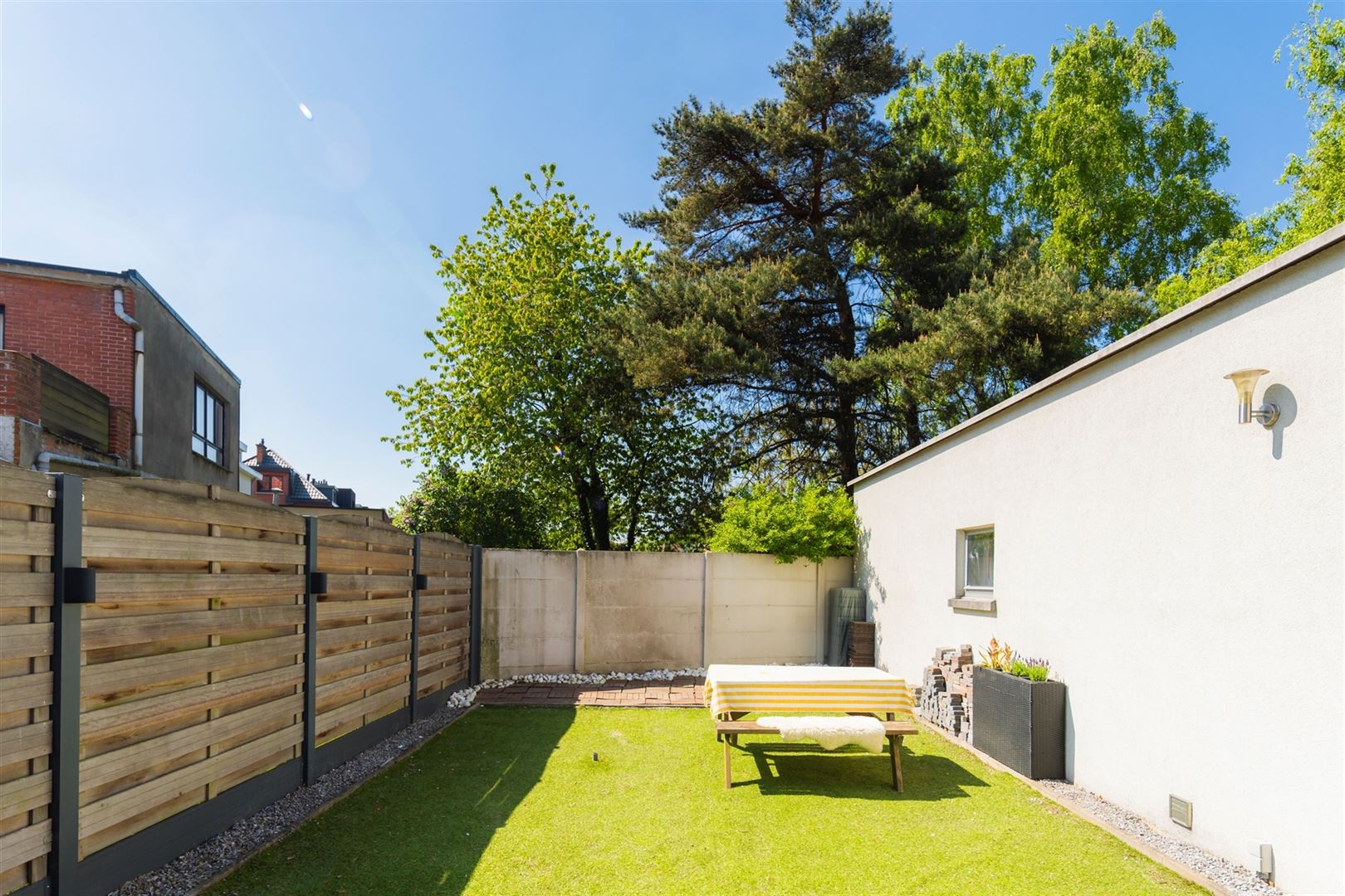 Instapklare woning met zeer grote garage en oprit foto 11