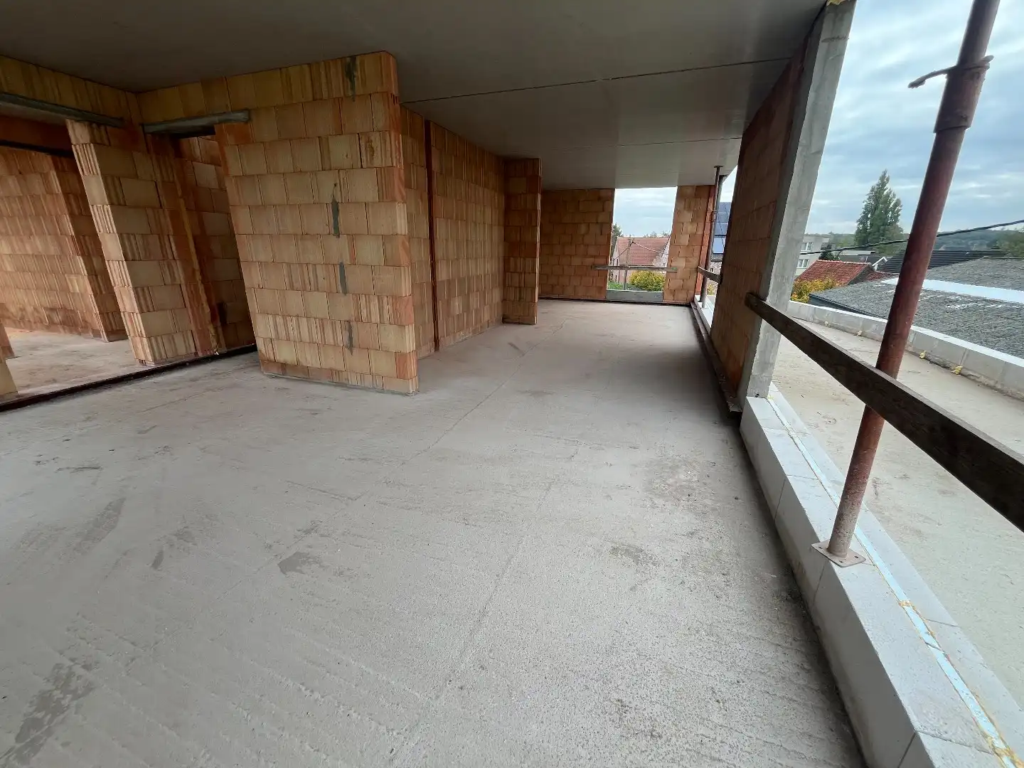 Modern en ruim appartement met 2 slaapkamers, zolderruimte en groot terras. foto 3