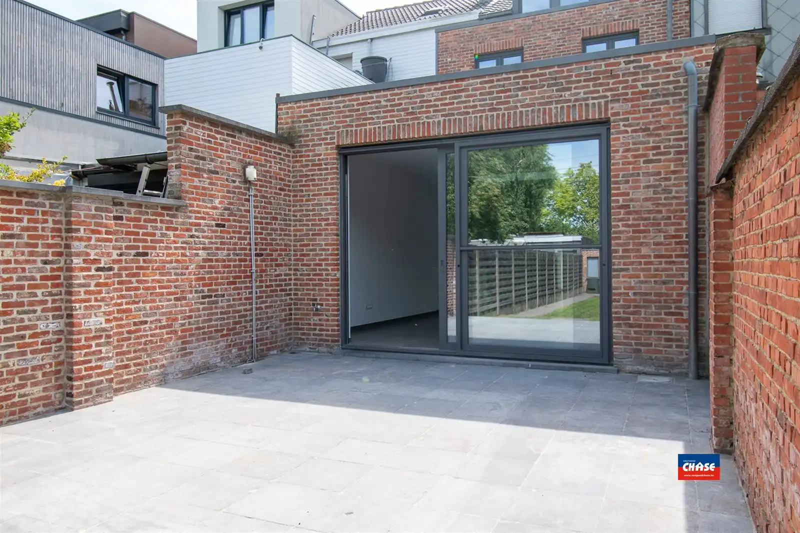 Gerenoveerde rijwoning met 3 slpks en grote tuin foto 10