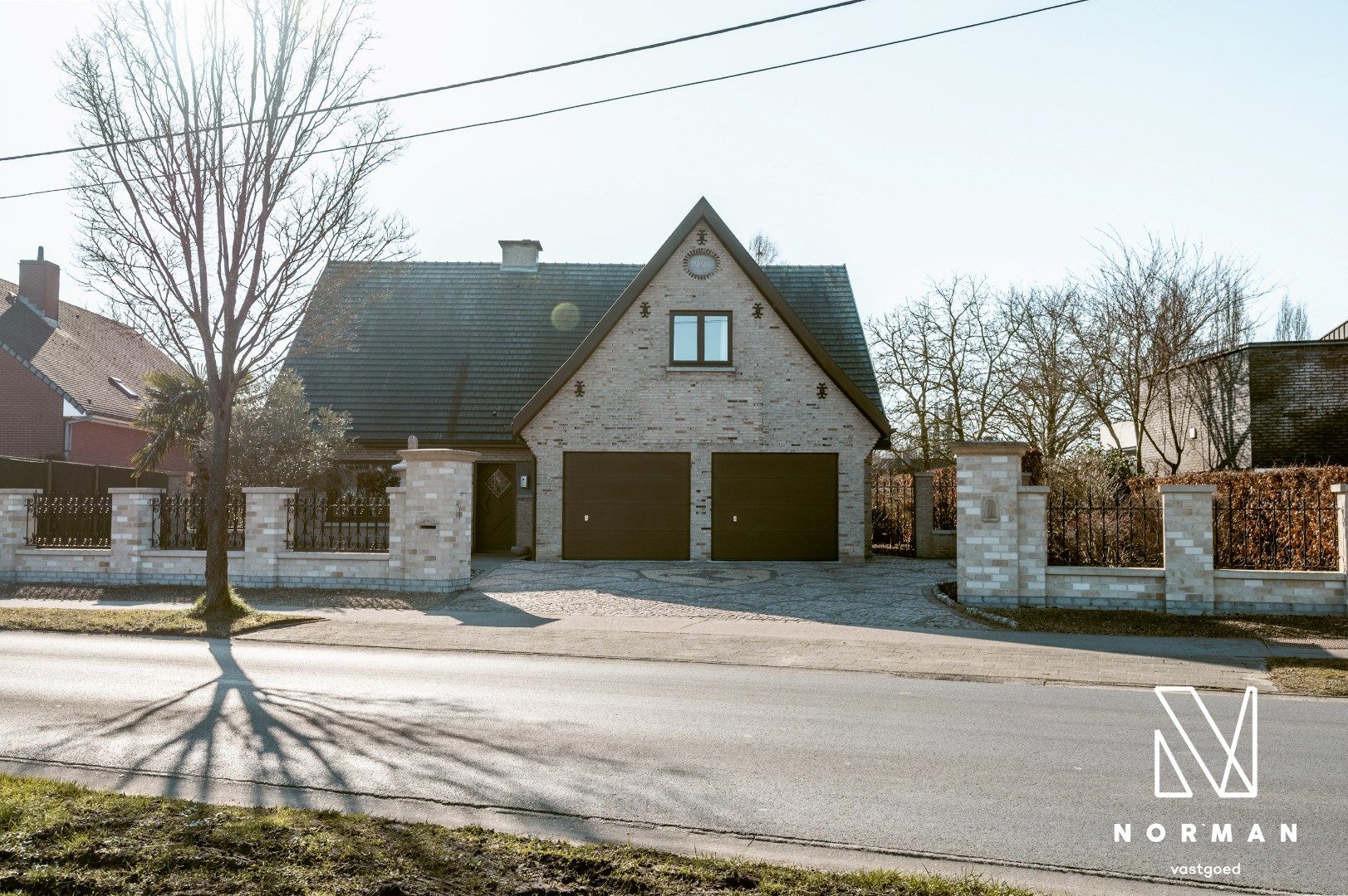 Alleenstaande villa met dubbele garage, 4 slks en hoogwaardige materialenkeuze. foto {{pictureIndex}}