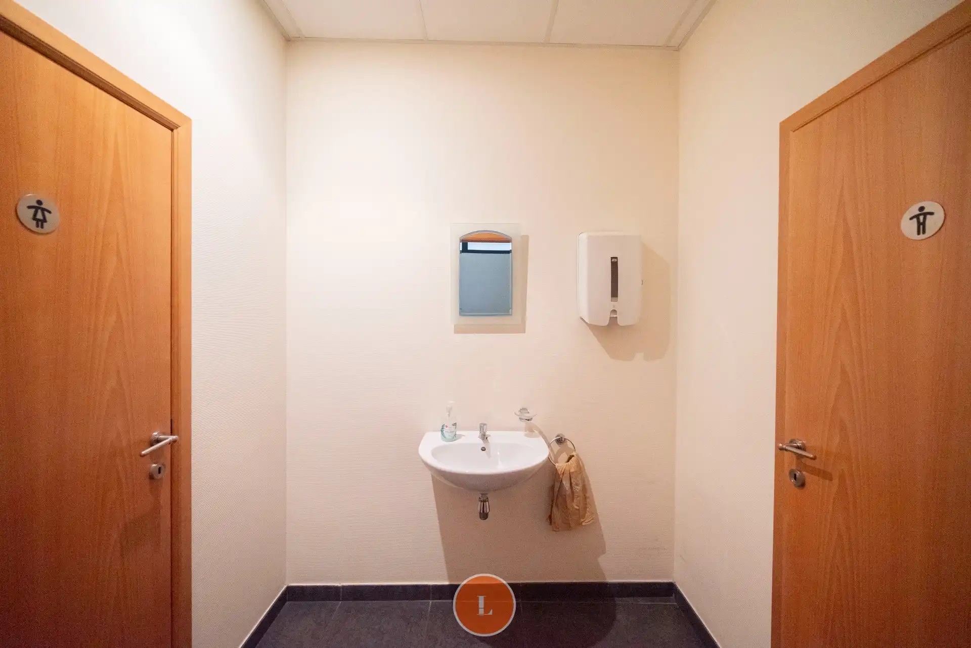 Instapklaar kantoor in hartje centrum met parking foto 9