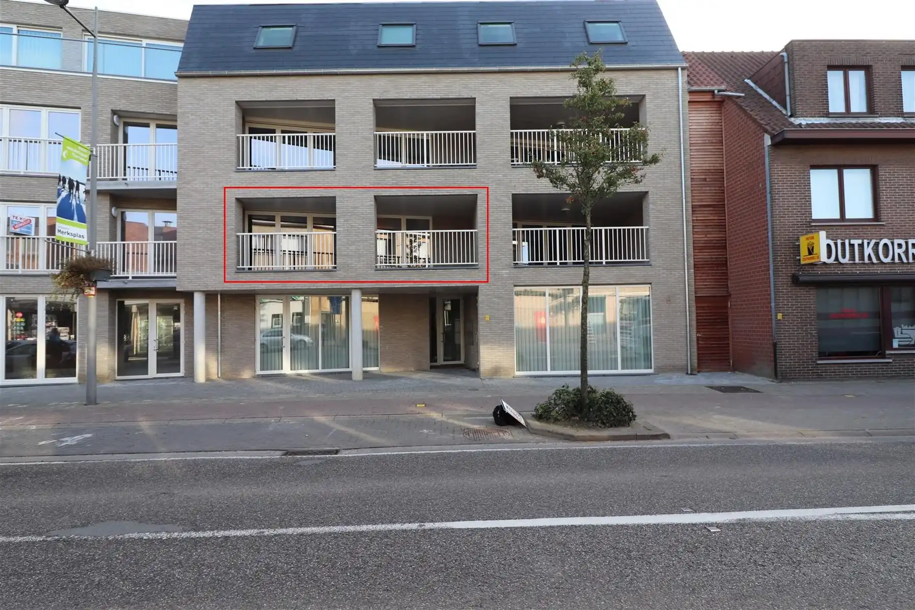 Een recent appartement met 2 slaapkamers, terras en autostaanplaats. foto {{pictureIndex}}