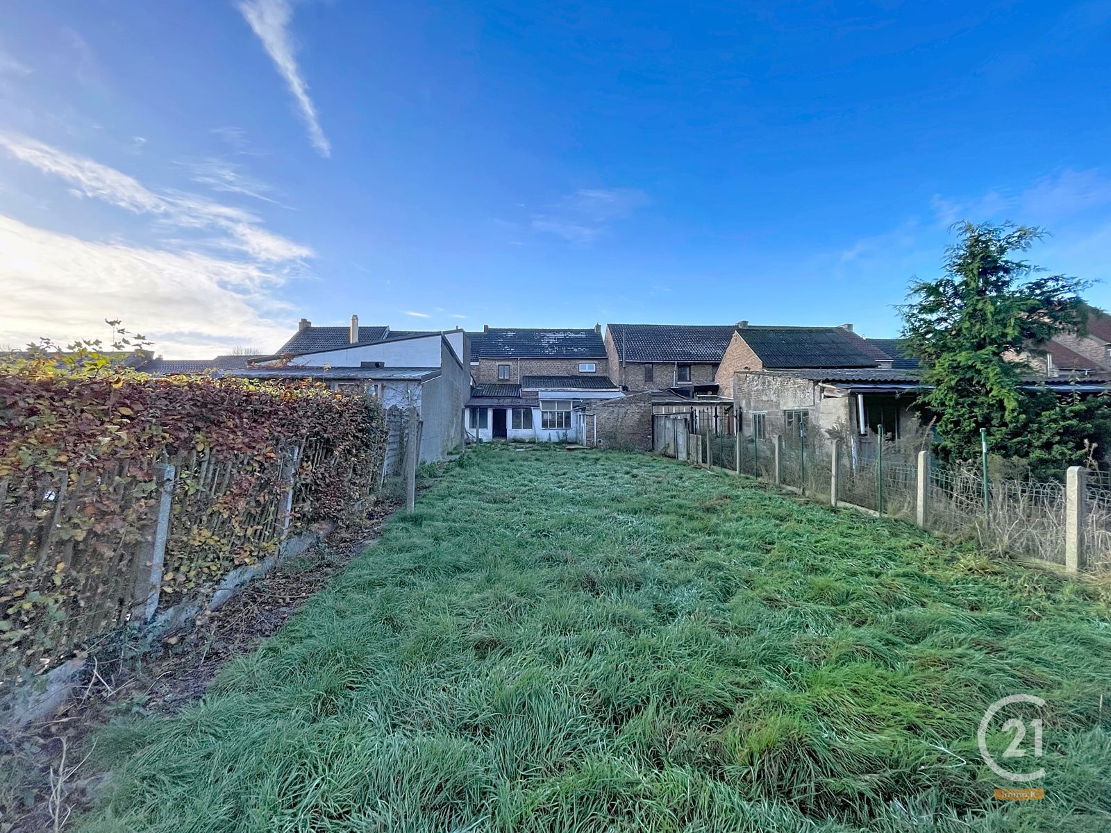 Te renoveren huis met garage en tuin - ook mog. voor handel foto 2