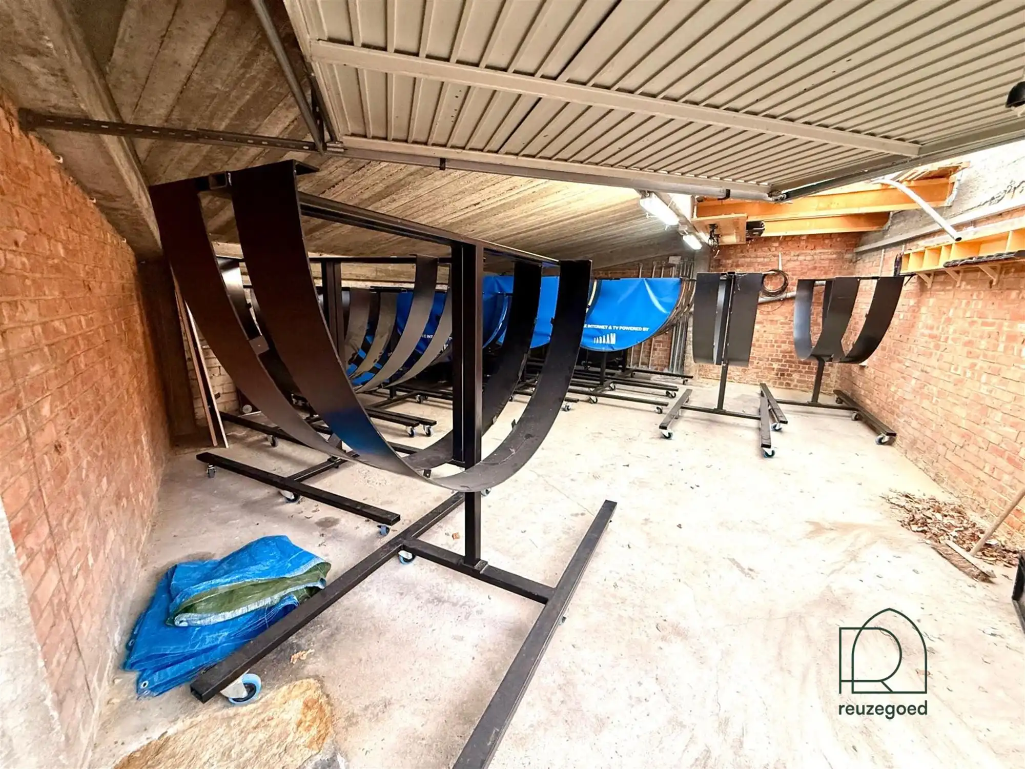 Ruime hoekgarage met conforme elektriciteit en natuurlijk licht foto 2