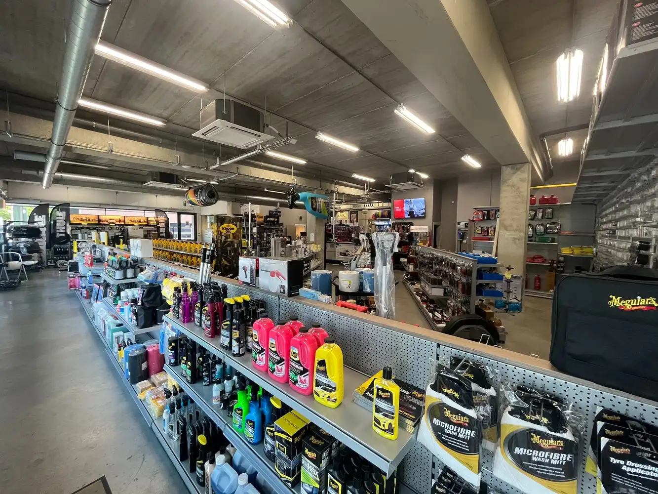 Showroom met opslagruimte foto 3