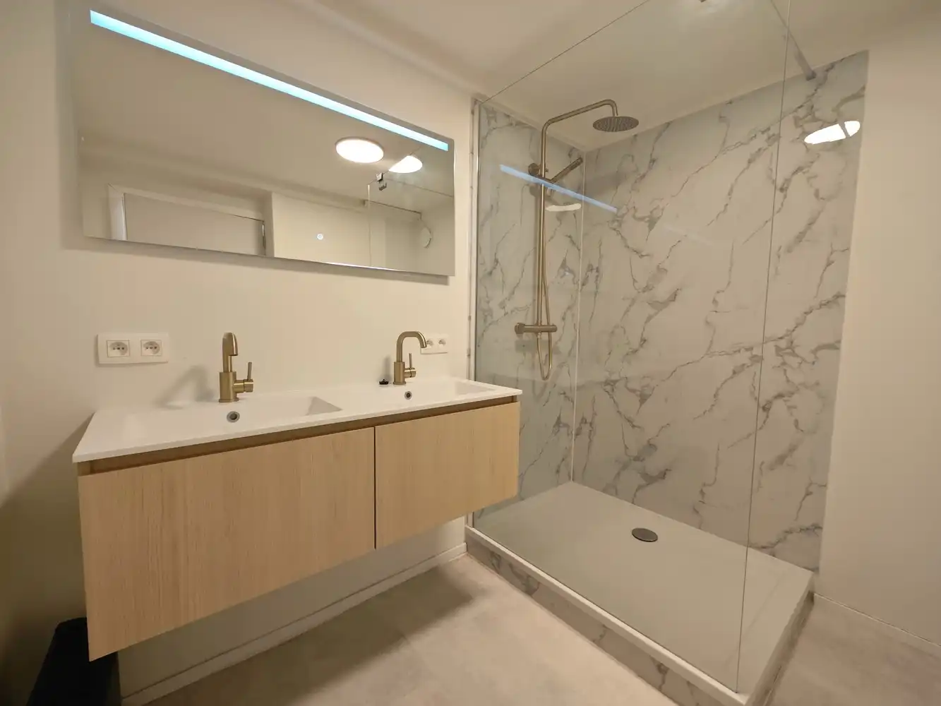 Gerenoveerde kantoorruimte met opslag foto 9