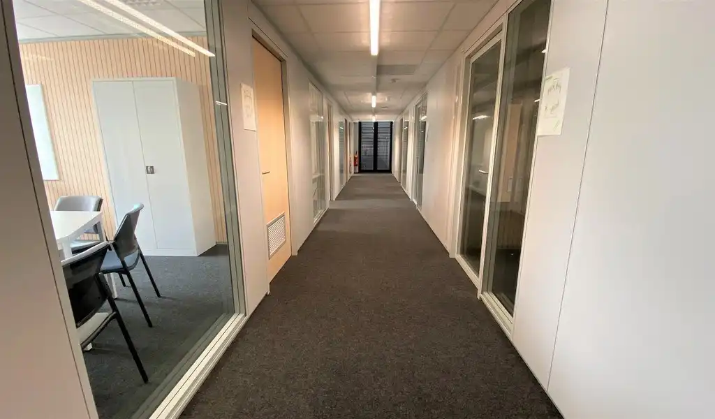Vernieuwde kantoren te huur op toplocatie in Zwijnaarde foto 7