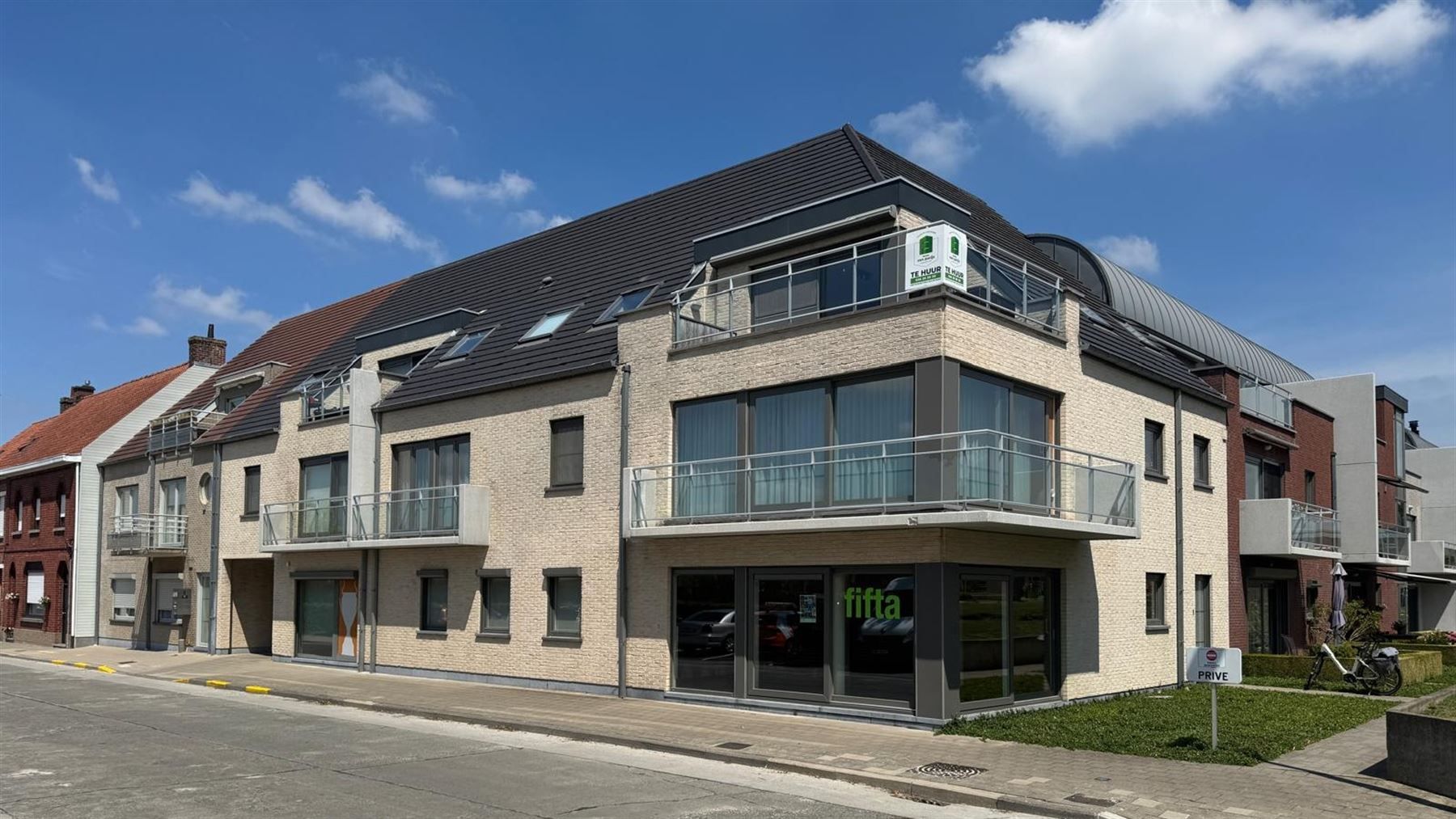 Ruim appartement met 2 slaapkamers en  garagebox foto {{pictureIndex}}