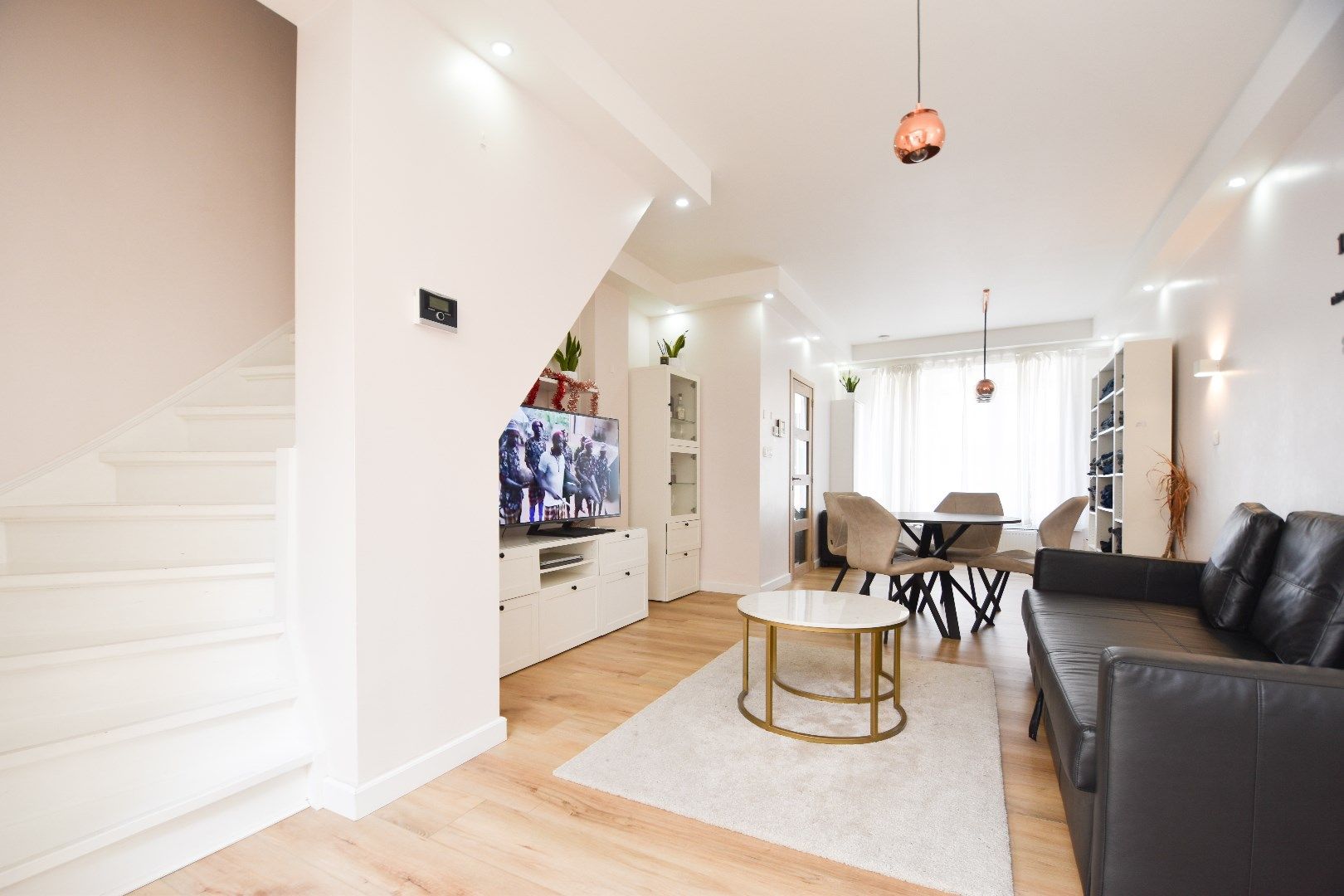 Lichtrijke woning met 3 slaapkamers in het hartje van Temse foto {{pictureIndex}}