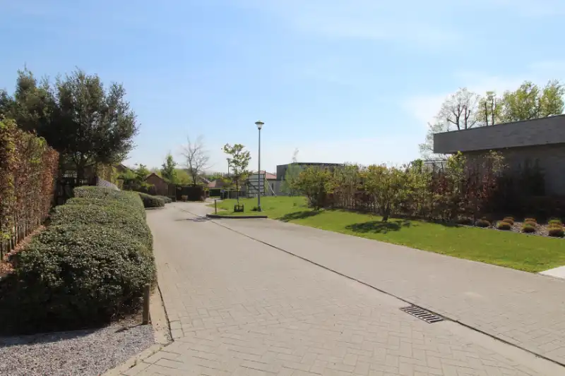 Ruim perceel voor villabouw in residentiële wijk nabij het Sterrebos te Rumbeke foto 3