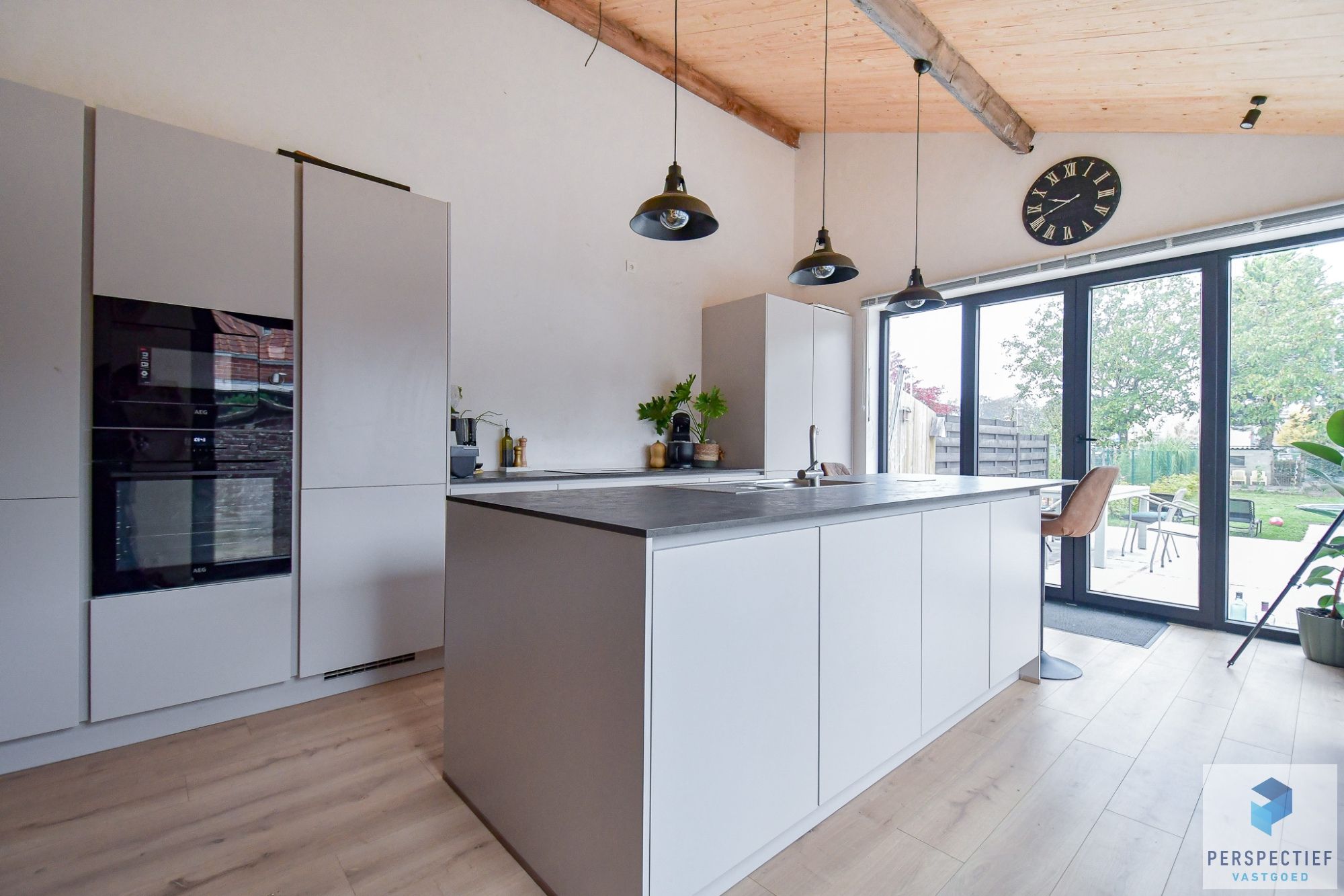 Uiterst GOED gelegen VERNIEUWDE woning met GROTE tuin foto 6
