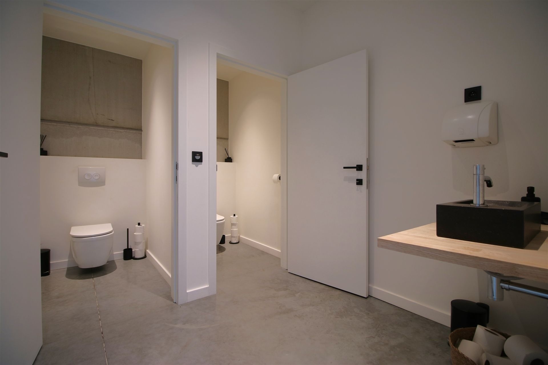 Ingerichte KMO-unit met burelen en magazijnen foto 4