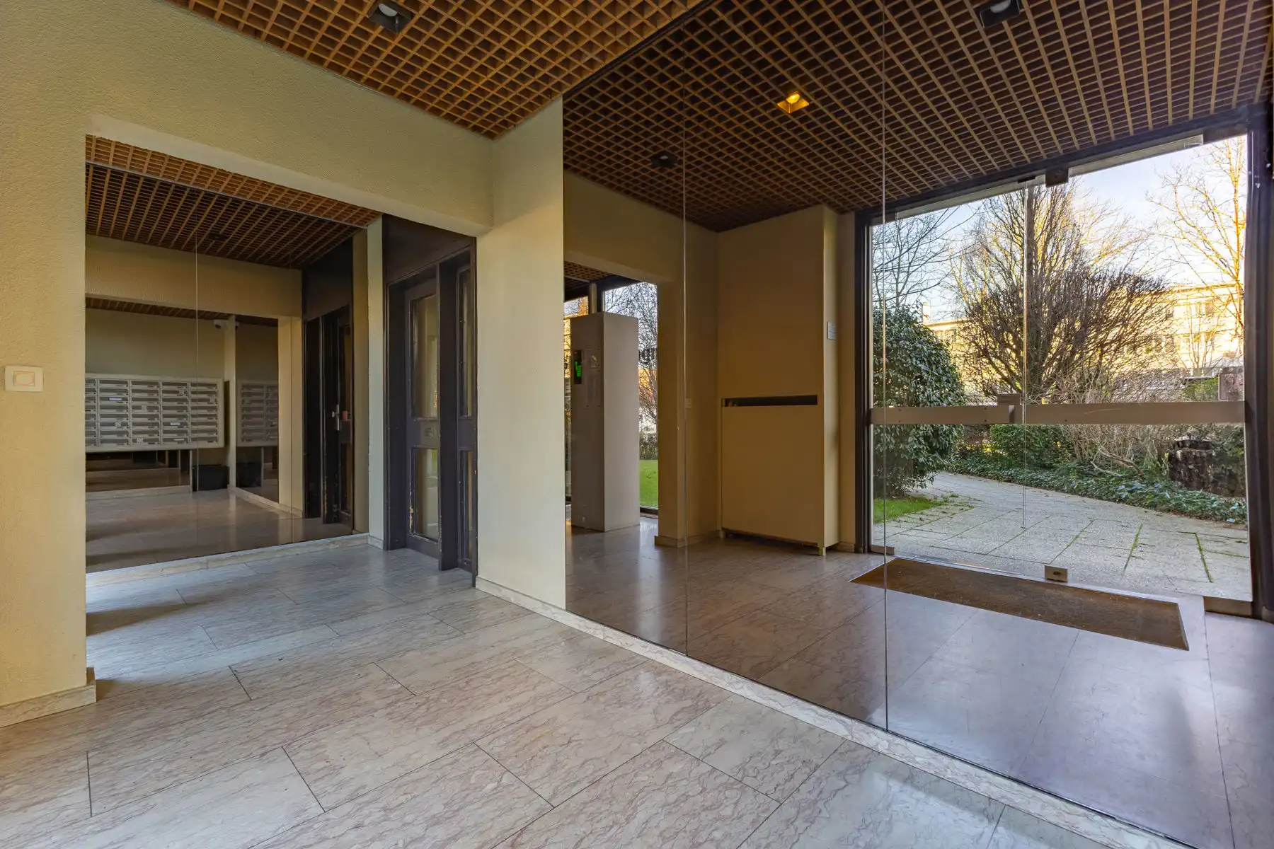 Vernieuwd appartement met 2 slaapkamers en een groot terras foto 4