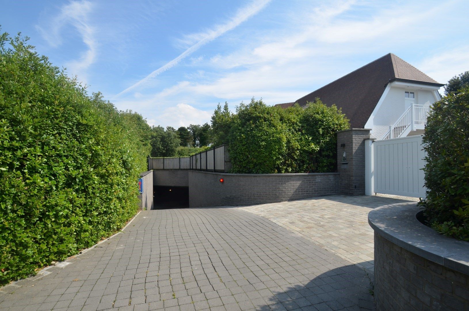 Gesloten garagebox in een centraal gelegen residentie in het Zoute  foto 1