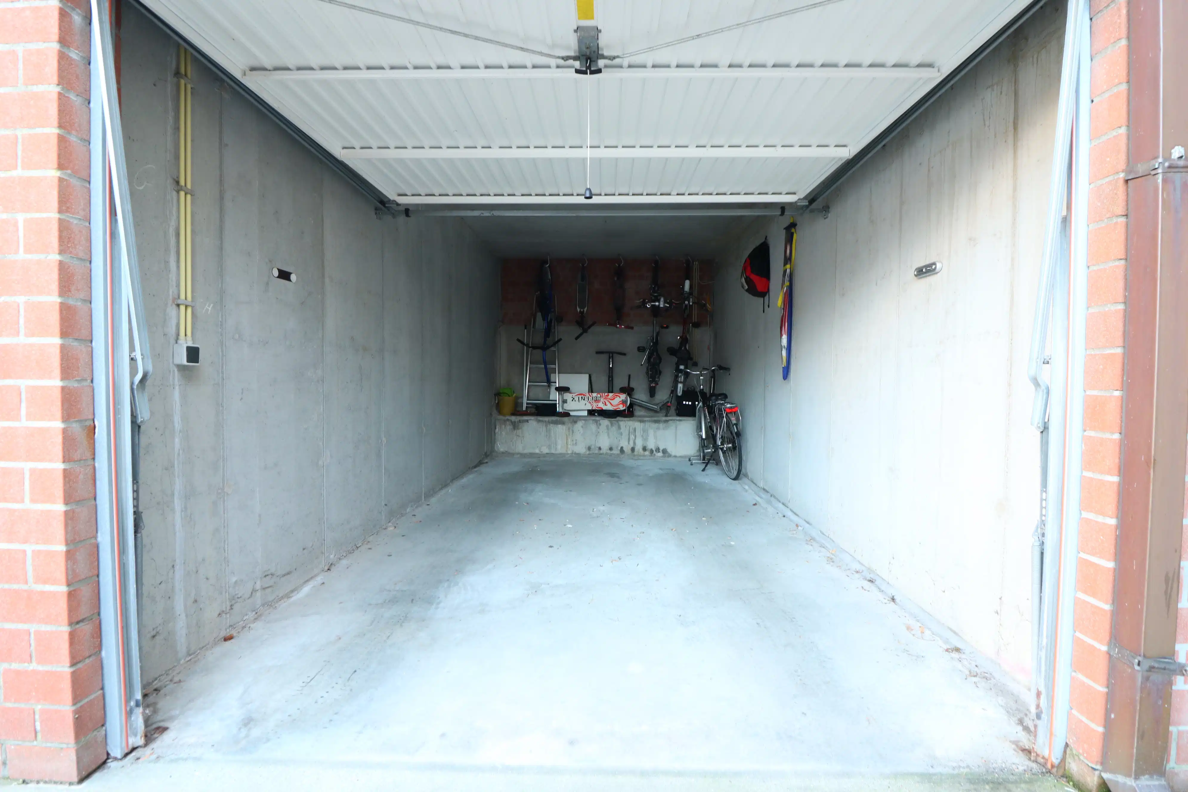 Gesloten garagebox vlakbij het centrum en de Zeedijk. foto 2