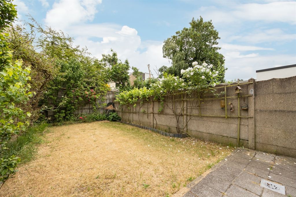 Zeer ruime, te renoveren woning met tuin foto 12