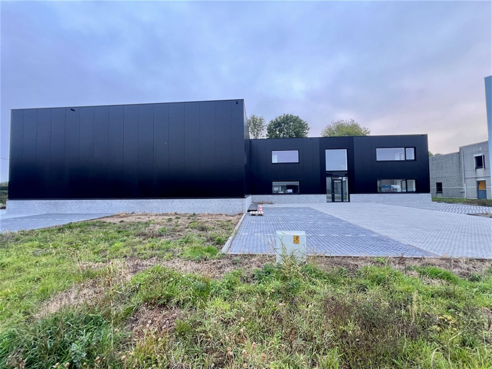 Nieuwbouw magazijn met kantoren in Lokeren foto 2