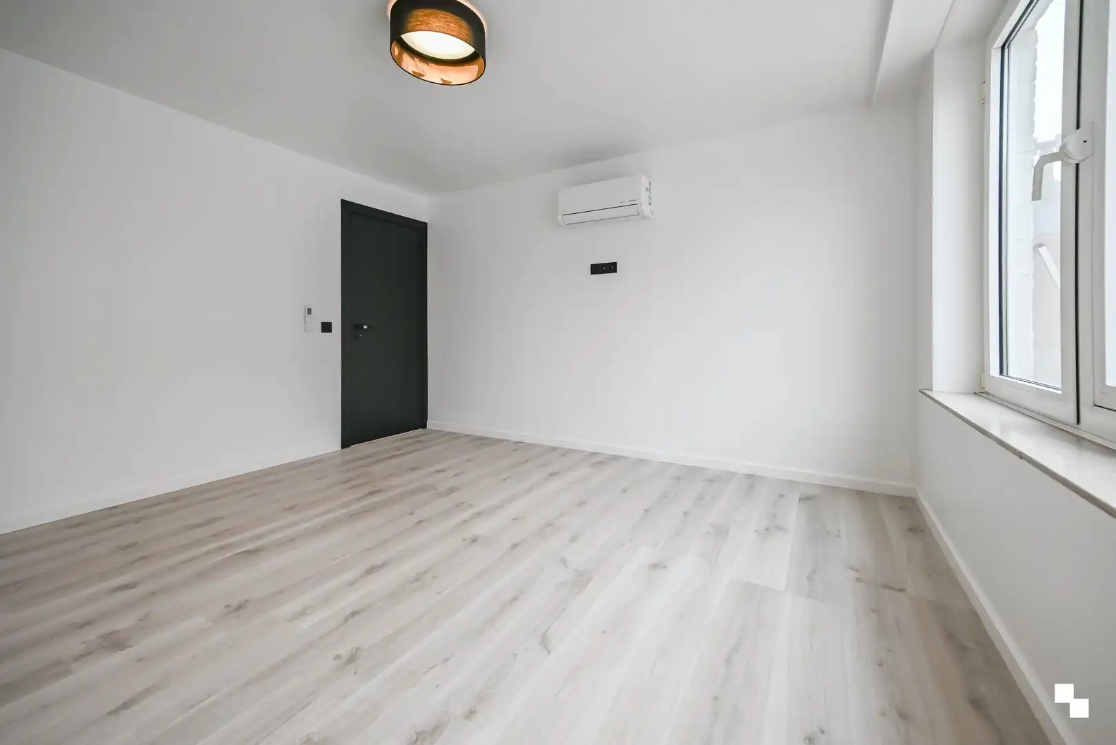 Gerenoveerd appartement met twee slaapkamers & airco in centrum Izegem foto 12