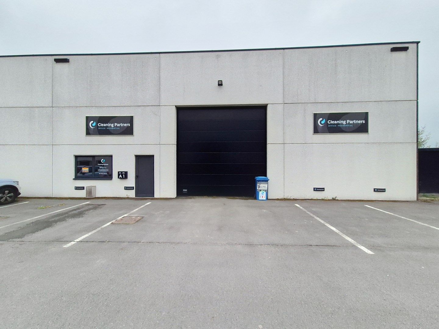 Ruim bedrijfspand met 4 parkeerplaatsen foto {{pictureIndex}}