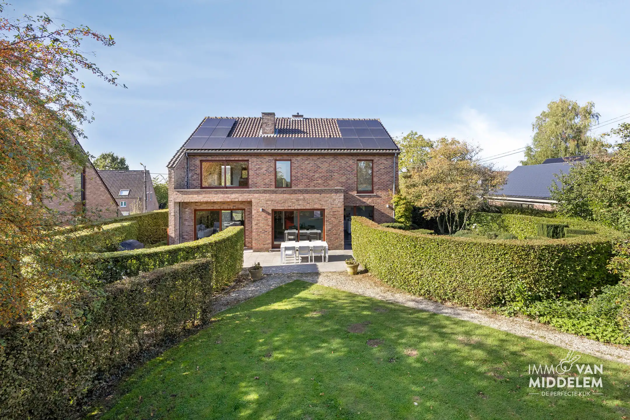 RUIME VILLA MET 4 KAMERS, GARAGE EN PRACHTIG AANGELEGDE TUIN foto {{pictureIndex}}