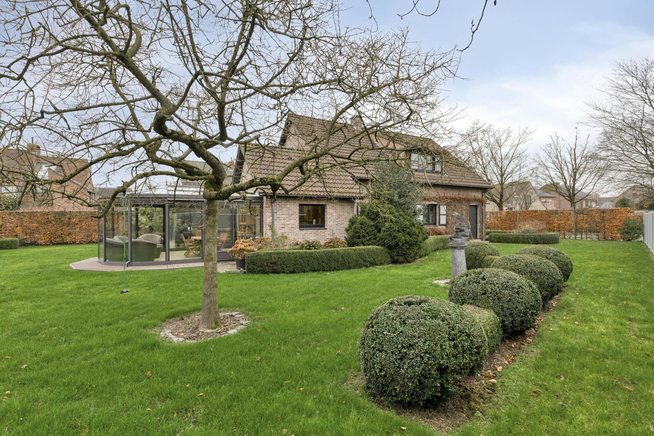 Mooie villa met schitterende tuin in residentiële woonwijk foto 2