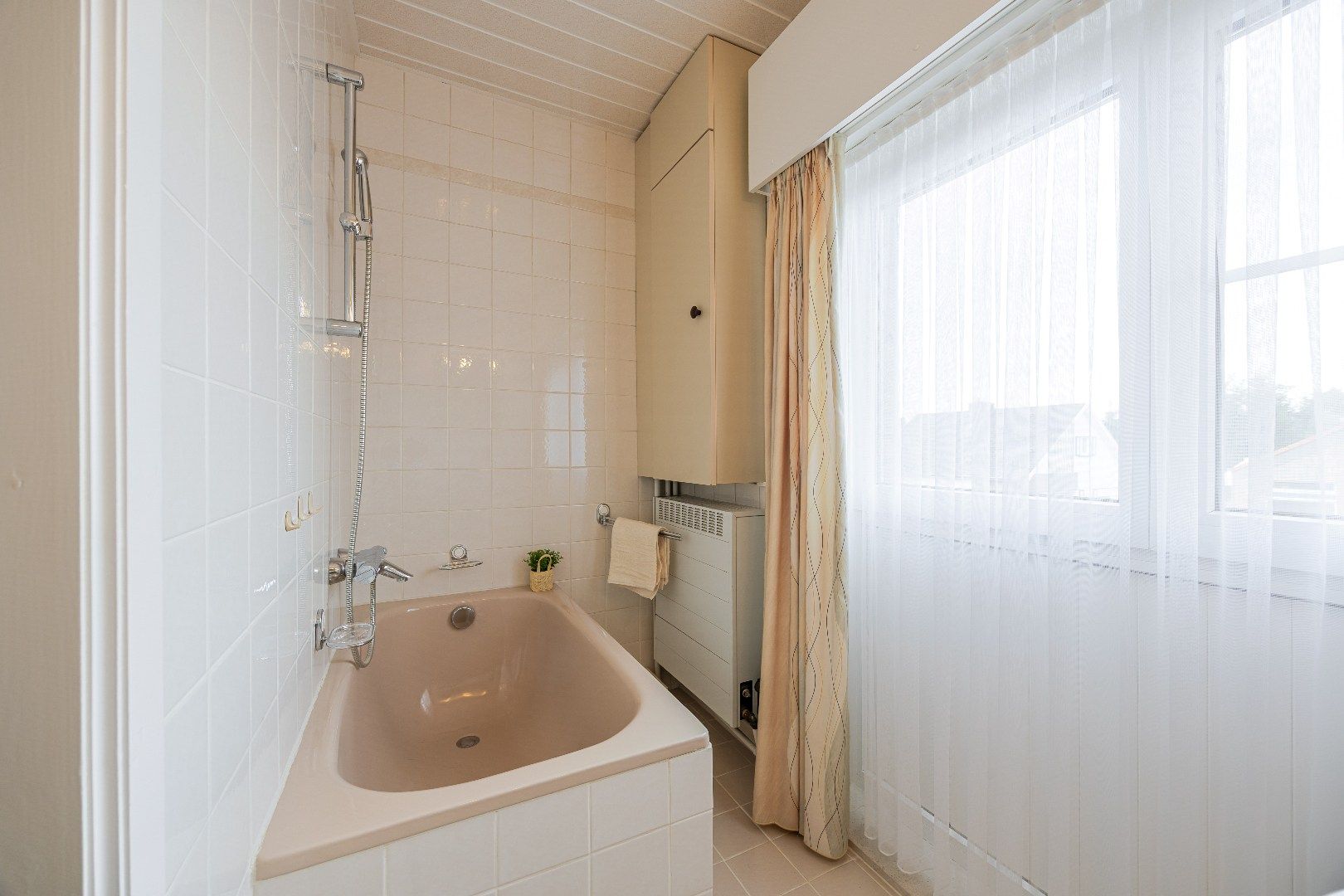 Goed onderhouden woning met ruime tuin in St-Joris. foto 13