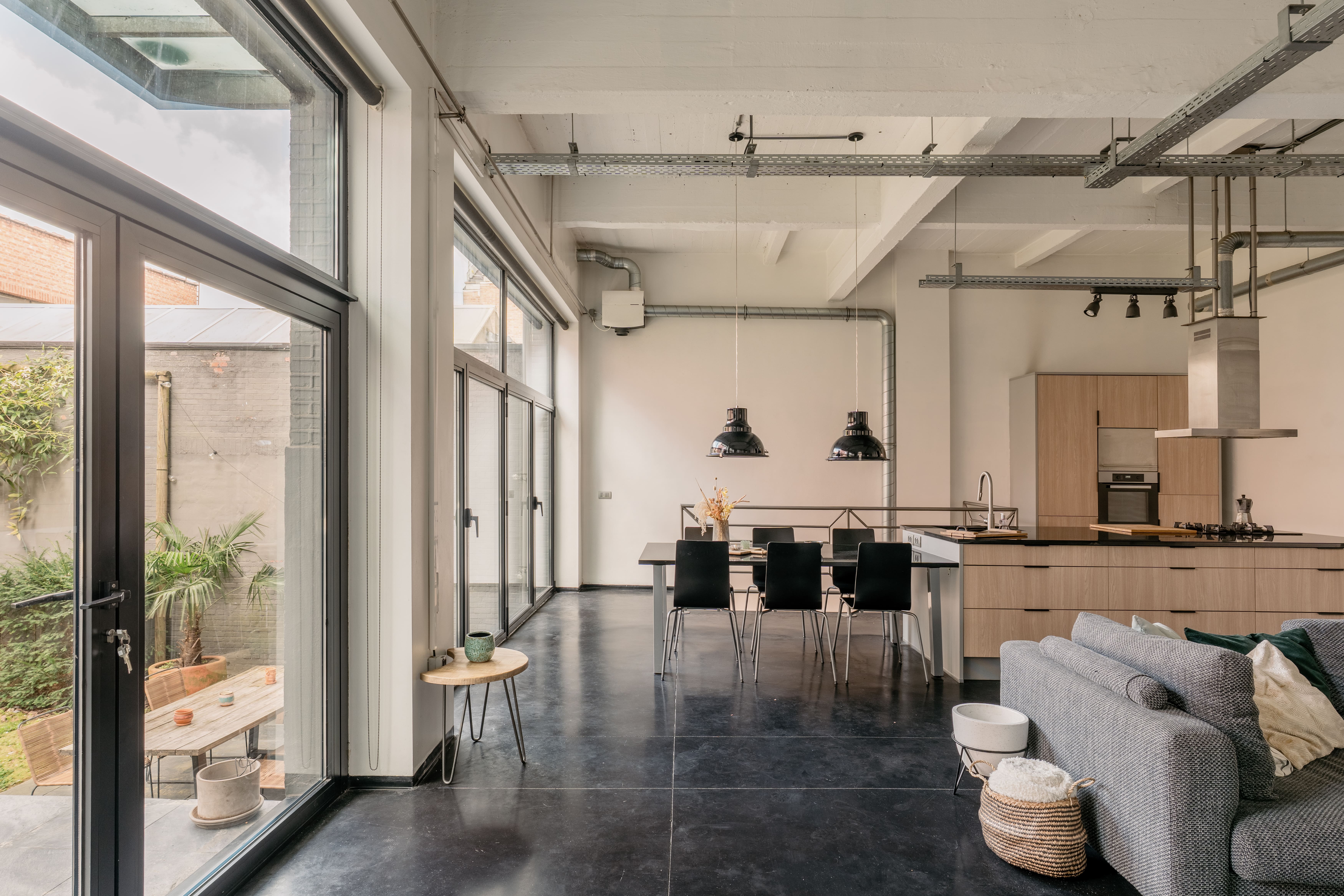 In OPTION by George: een loft met tuin waarin de Japanse kerselaar al even intens floreert als de buurt foto 7