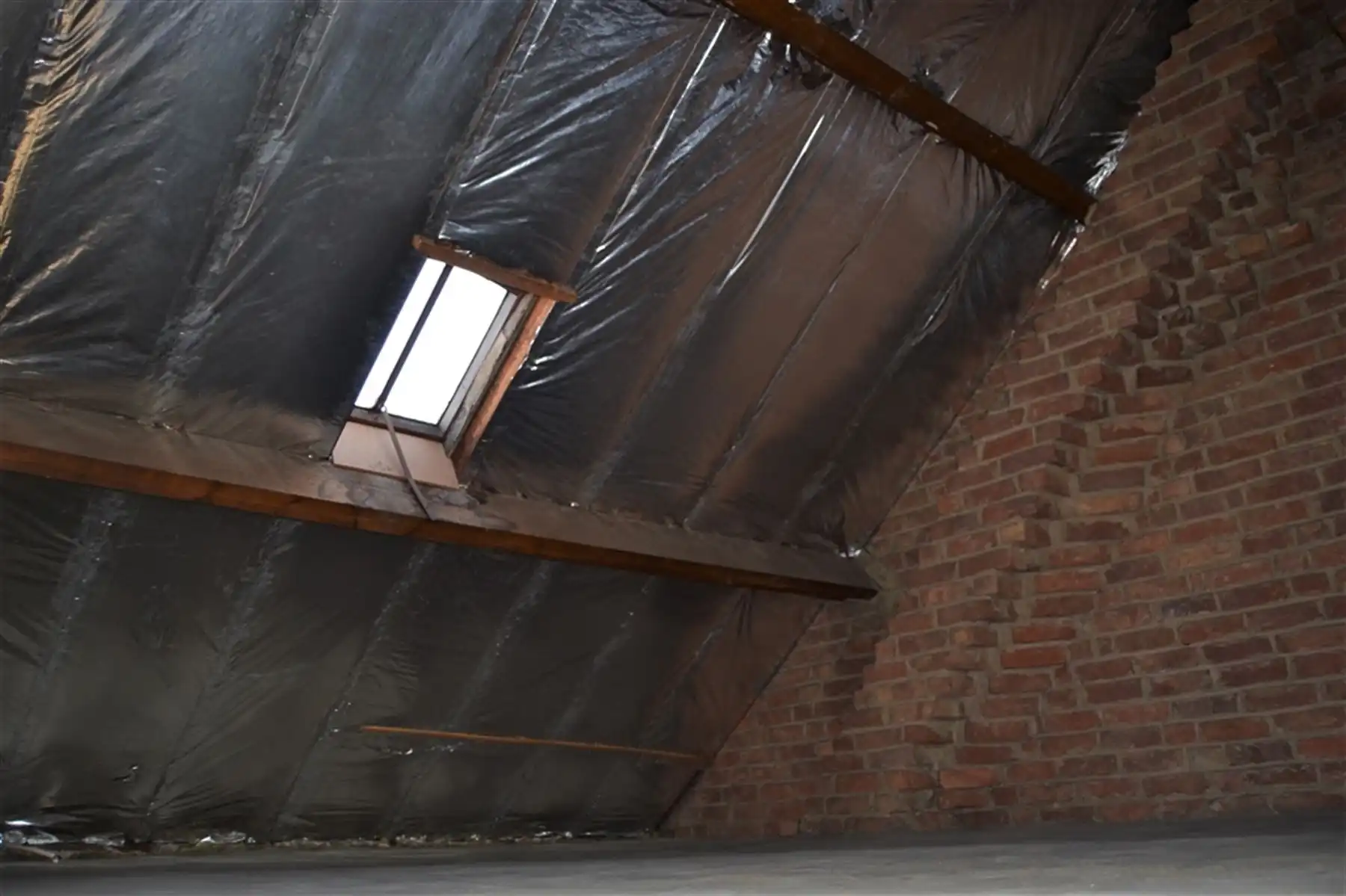 Ruime woning met drie slaapkamers en grote garage foto 9